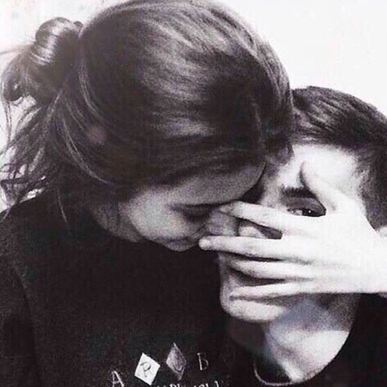 Идеальных людей не бывает, цените тех, кто смог полюбить ваши недостатки.