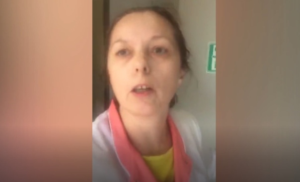 Видео: на Ленинском проспекте в аптеке кассирша плюнула в клиента, а после послала его матом.
