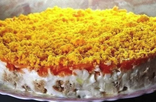 Салат из горбуши с морковью и грибами 