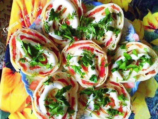 Рулет из лаваша, сёмги и мягкого плавленого сыра 
