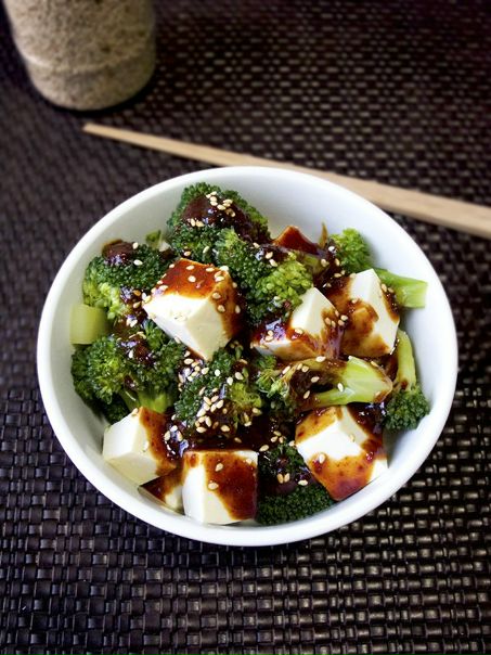 Тофу и брокколи с устричным соусом/Tofu and broccoli with spicy oyster sauce. 