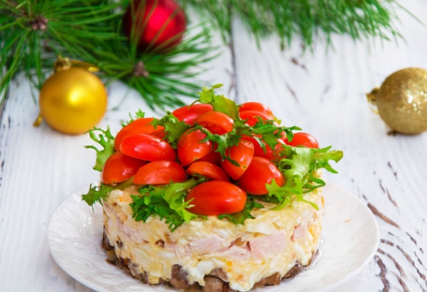 Салат с копченой курицей и помидорами 