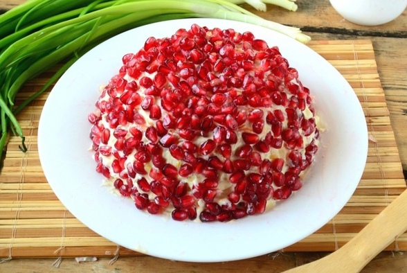 Салат с говядиной, грецкими орехам и гранатом 