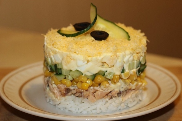 САЛАТ ИЗ КОНСЕРВИРОВАННОЙ ГОРБУШИ С КУКУРУЗОЙ 
