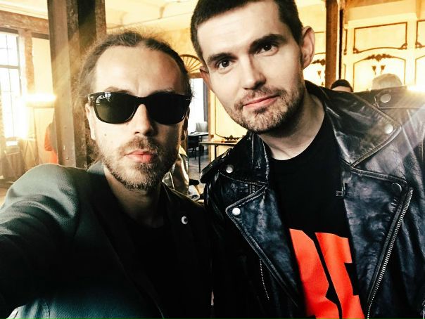 Если бы нужно было выбрать только одно слово, которым можно охарактеризовать Кирилла, я бы выбрал слово «сильный». Или, может быть, «цельный». Он был сильным и цельным человеком. Вместе с его появлением на отечественном муз.небосклоне пришёл в этот мир и русский хейтер. Никогда ранее ни одного русскоязычного артиста не ненавидели столь же рьяно, массово и повсеместно. Ненависть эта была, на поверку, игрушечной и шутливой – к тому же, она была лишь обратной стороной безумной популярности – но она БЫЛА. Я не знаю никого из артистов, кто не сломался бы под тяжестью подобного груза, будучи подростком. Кирилл не только не сломался – он вырос, встал на ноги и продолжил заниматься своим делом с полной самоотдачей. Это фото сделано на съёмках «12 злобных зрителей» в сентябре. Там он сказал: «Мне плевать на хейт, я пуленепробиваемый». Бро, ты реально пуленепробиваемый. Я таким тебя и помню. Пусть с твоей семьёй всё будет хорошо. Тони, твой папа – очень крутой. Сил вам, счастья и удачи во всём. Мир.