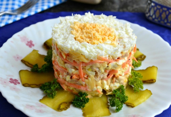 Салат из курицы, свежей моркови и сыра 
