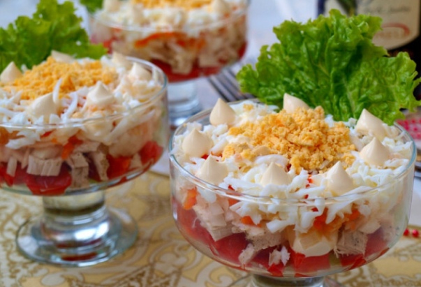 Салат с курицей, помидорами, яблоком и морковью 