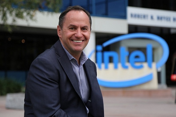 Громкая отставка в стане Intel случилась на излете июня прошлого года: пост генерального директора компании покинул Брайан Кржанич, проработавший в своей должности более пяти лет. Последующие семь месяцев Intel искала нового генерального директора. Разные слухи ходили о возможном преемнике Кржанича, но в итоге его заменил Роберт Свон (Robert Swan). До отставки Кржанича он работал в должности главного операционного директора компании, а после отставки — исполняющим обязанности генерального директора. Другими словами, Intel решила не приглашать никого извне, и назначила своего человека. Роберт Свон — уже седьмой генеральный директор Intel за всю ее 50-летнюю историю, и первый с серьезным опытом финансиста за спиной. Он присоединился к Intel в конце 2016 года, а до этого трудился в должности финансового директора в eBay и Electronic Data Systems Corp.