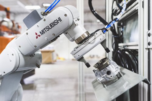 Специалисты компании Mitsubishi Electric разработали ряд алгоритмов, включая и алгоритмы контроля обратной связи для промышленных роботов, в основе которых лежит технология искусственного интеллекта Maisart, также являющаяся собственной разработкой компании. Использование искусственного интеллекта в этой области позволяет обеспечить более высокую точность выполнения роботами отдельных операций, сократить время обучения робота человеком и увеличить скорость выполнения сложных действий.