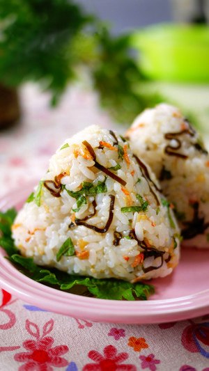 Рисовые шарики с хлебными крошками и креветками сакура/Tempura Crumbs and Sakura Shrimp Rice Balls. 