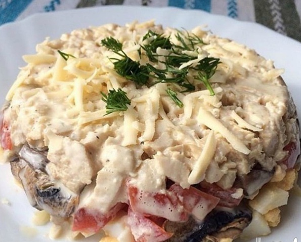 Очень вкусный слоеный салат с шампиньонами 