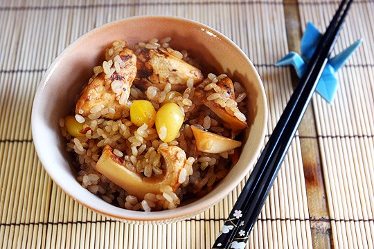 Мацутакэ Гохан с орехами гинкго (Matsutake Gohan with Ginkgo Nuts). 