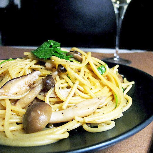 Лапша с грибами и водяным крессом в сливочном соусе/Noodles with mushrooms and watercress in butter sauce. 