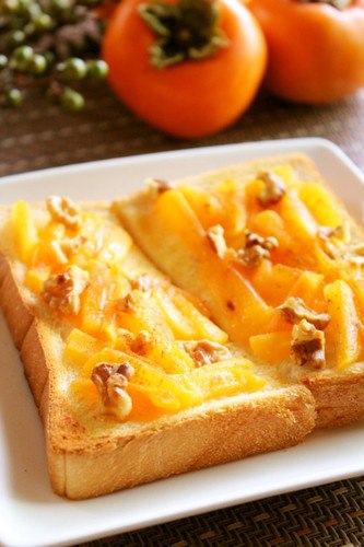 Подслащенная хурма и орехи на ломтике хлеба/Sweetened Persimmon and Walnut Spread on Toast. 