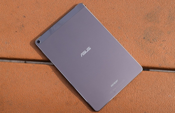 Рынок планшетов уже достаточно давно находится в состоянии снижения продаж. В особенной степени это касается планшетов с Android, хотя тут есть несколько производителей, умудряющихся показывать рост. Компания Asus явно не одна из них. Как сообщает источник, производитель решил уйти с данного рынка и прекратить продажи планшетов ZenPad. Напомним, пару лет назад Asus также отказалась и от рынка умных часов. Говорить что-то об особых причинах вряд ли стоит, так как с рынком планшетов с Android всё вполне понятно. Если вспомнить лучшие времена данного рынка, можно увидеть, что за прошедшие годы выпуск планшетов прекратили многие компании. Тут и Sony, и Motorola, да и Acer последний свой аппарат наделила не ОС Android, а Chrome OS. Так что решение Asus совсем не удивительно.