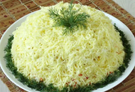 Слоеный салат с яблоком и курицей 