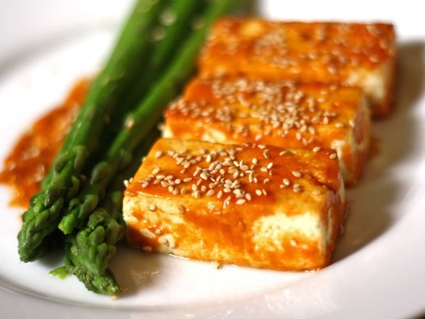 Запечённый тофу с мисо и спаржей/Broiled Tofu with Miso Glaze and Asparagus. 