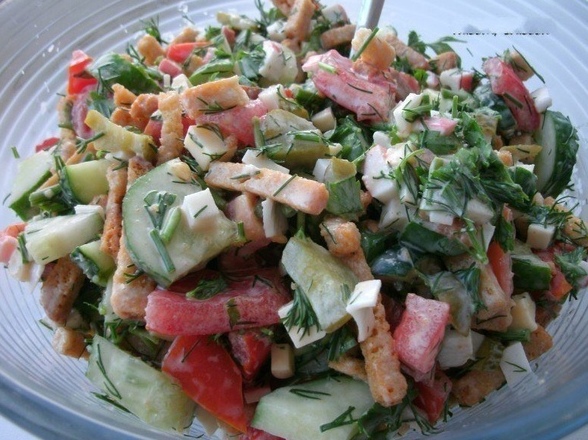 Салат с крабовыми палочками и сухариками 
