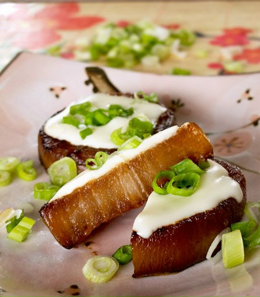 Кусочки дайкона в соевом соусе с сыром/Soy daikon bites with melted cheese. 