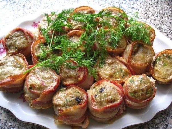 Вкусная горячая закуска «Буржуй в телогрейке» . Буржуй в телогрейке — это блюдо настоящая бомба Вкус просто объедение, а аромат стоит такой, что даже самый сытый не сможет удержаться. К тому же готовятся они очень просто. 