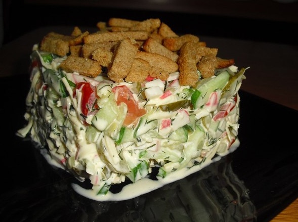 Салат с сухариками 