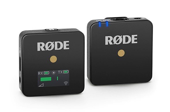 Компания Rode представила систему беспроводных микрофонов Wireless GO, называя ее «самой маленькой в мире и наиболее универсальной» в своем роде. Набор Wireless GO включает передатчик (TX) и приемник (RX). Модуль Wireless GO TX может работать как автономный микрофон, поскольку в него встроен всенаправленный конденсаторный микрофон, или как блок передачи для более дорогого микрофона Rode, подключаемого в разъем TRS диаметром 3,5 мм. Модули размерами 44 x 45 x 18,5 мм весят примерно по 30 г. Для беспроводного подключения используется фирменная технология Rode Series III Digital, работающая в диапазоне 2,4 ГГц. Дальность связи в условиях прямой видимости составляет 70 м. Модули работают от встроенных аккумуляторов, обеспечивающих до семи часов работы на одной зарядке. Для зарядки и обновления прошивки используется разъем USB-С. В комплект включены два меховых ветрозащитных экрана, чехол, кабель с разъемами USB-A и USB-C, а также кабель SC2. Цена комплекта — 199 долларов, отгрузка начнется 17 апреля.