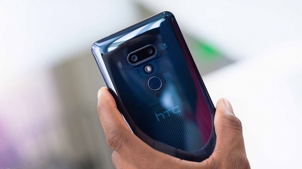 Как известно, дела у HTC на рынке смартфонов идут плохо, причём уже давно. Продажи падают каждый квартал, компания пока так и не представила новый флагманский смартфон, а ранее в Сети появлялась информация о том, что HTC может лицензировать свой бренд на территории Индии местным производителям. Как оказалось, за последнее время HTC удалила из магазина Play Store множество фирменных приложений. Точнее, сразу 15 приложений, включая Sense Home, People, Calendar, Dot View и другие. Учитывая, что смартфоны HTC используют не только собственную оболочку Sense, но и множество фирменных приложений вместо обычных программ Google, такой шаг может означать, что HTC готовится полностью уйти с рынка смартфонов. Либо же HTC будет выпускать новинки в рамках программы Android One, но вопрос поддержки приложений для уже выпущенных смартфонов остаётся открытым.
