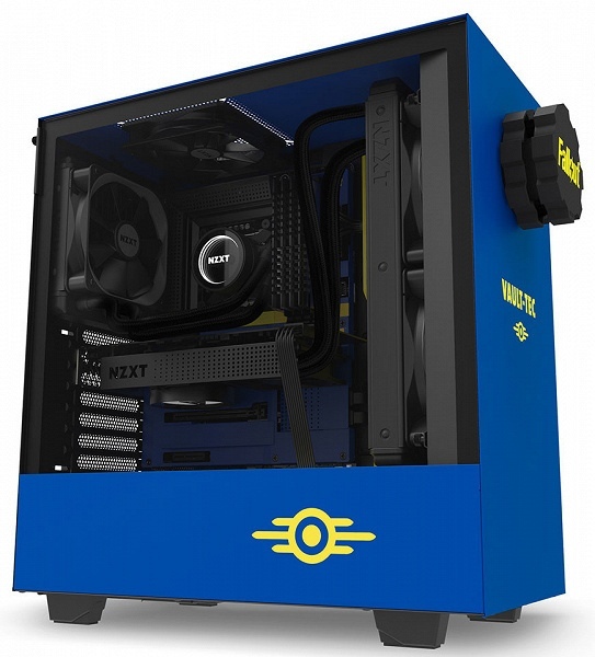 Компании NZXT и Bethesda Softworks совместно создали четвертую модель линейки корпусов для игровых ПК NZXT CRFT. Ею стал корпус H500 Vault Boy, в оформлении которого используется символика вселенной Fallout. Одновременно представлен оформленный в том же стиле цельнометаллический кожух для системной платы NZXT N7 Z390. «В связи с постапокалиптическими производственными трудностями будет выпущено всего 1000 экземпляров Vault Boy H500 и 400 экземпляров Vault Boy N7 Z390», — поясняет производитель. Каждый корпус H500 Vault Boy снабжен табличкой с уникальным номером. Корпус NZXT H500 Overwatch оформлен в стиле популярной игры Корпус размерами 210 х 460 х 428 мм вмещает плату типоразмера до ATX, до семи карт расширения, до трех накопителей типоразмера 3,5 дюйма и трех накопителей типоразмера 2,5 дюйма. Карты расширения могут быть длиной до 381 мм, процессорный охладитель — высотой до 165 мм. На передней панели предусмотрена установка двух вентиляторов типоразмера 120 мм или одного вентилятора типоразмера 140 мм. Один вентилятор типоразмера 120 или 140 мм может быть закреплен на верхней плоскости. Штатно там уже стоит вентилятор AER F120. Второй такой же закреплен на задней стенке. На панель ввода-вывода вынесено два разъема портов USB 3.1 Gen1 и разъемы для наушников и микрофона. Корпус стоит примерно 150 долларов, кожух — 50 долларов.