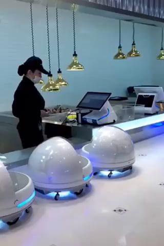 Роботы разносят еду гостям