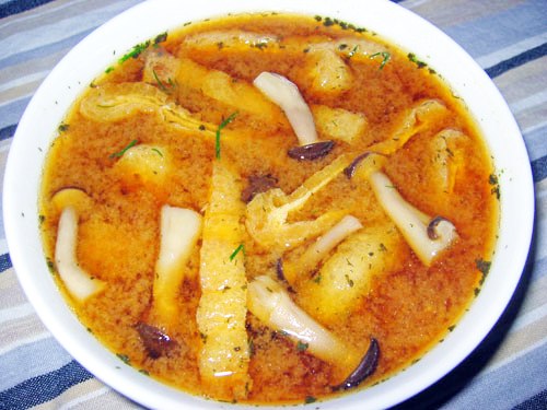Мисо-суп с грибами симедзи и абура-агэ/Shimeji and Aburaage Miso Soup. 