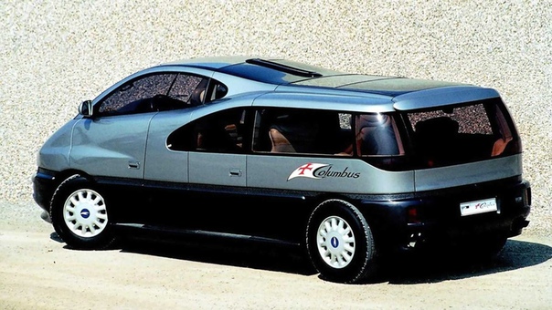 Это Italdesign Columbus — семиместный автомобиль с большим двигателем V12 от BMW. Как и в McLaren F1, место водителя расположено посреди просторного интерьера, больше напоминающего гостиную, чем салон микроавтобуса.