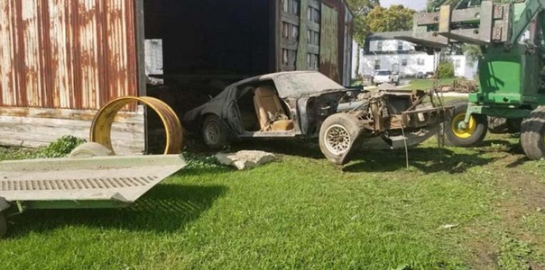 В старом гараже одного американского городка нашли разрушенный Pontiac Firebird Trans Am 1979 года. Казалось бы, обычный автохлам, но он оказался с историей — на нем ездил голливудский актер Стив МакКуин фильме «Охотник». Это была последняя кинокартина с участием актера.