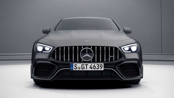 Mercedes-Benz показали фотографии своего нового фастбека AMG GT 63 S. Автомобиль богат на спортивные опции. За дополнительную плату его можно оснастить увеличенным сплиттером, фиксированным антикрылом с отделкой в черный глянец и более аэродинамичным диффузором.