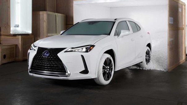 Компания Lexus и дизайнер Джон Эллиот представили кроссовер UX с шинами, стилизованные под кроссовки John Elliott x Nike AF1. Жаль, но «кроссовер в кроссовках» создан в единственном экземпляре для недели моды в Нью-Йорке: