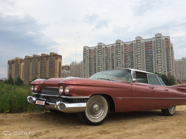 А где у вас тут Беверли-Хиллс Хотя Cadillac DeVille будет впечатляюще смотреться в любых пейзажах. Автомобиль типа седан рассчитан на 4 пассажира, отделан оригинальными «кадиллаковыми» материалами и запчастями.