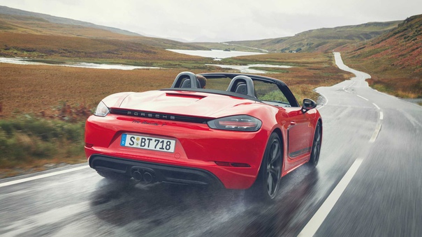 В Porsche презентовали новые версии Boxster и Cayman — 718 Boxster T и 718 Cayman T. Вдохновением для них стал Porsche 911 T 1968 года. Теперь это более гоночная версия — набор опций для Porsche 718 T включает в себя спортивное адаптивное шасси PASM с заниженной на 20 миллиметров подвеской и укороченный рычаг КПП со схемой переключения, выполненной в красном цвете.