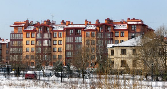 Комитет по строительству Петербурга разорвал сразу 4 контракта с недобросовестными подрядчиками. Так, фирмы по строительству домов на Комендантском и Богатырском проспектах, детского сада в Зеленогорске и жилого дома в Колпино отстранены от работы. 