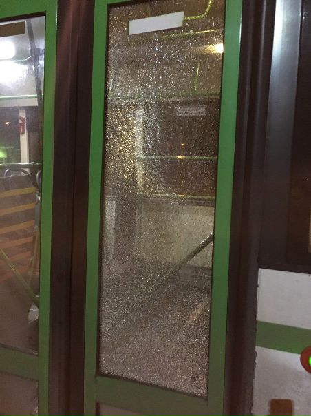 Вчера вечером на улице Стойкости в Петербурге произошло ЧП. Неизвестные расстреляли из пневматического оружия рейсовый пассажирский автобус № 88. Обошлось без пострадавших. Однако у автобуса сильно потрескалось стекло одной из дверей. 