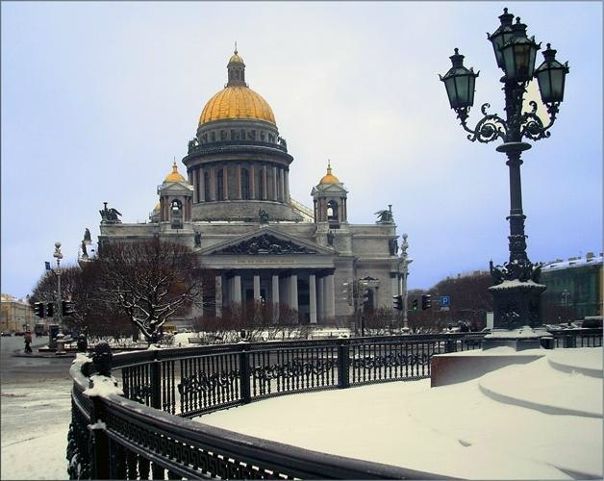 Скандалы и страсти вокруг Исаакиевского собора не утихают. В ЗакСе, во время заседания по вопросу передачи собора РПЦ, представители партий 