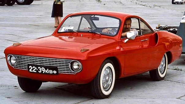 Автомобиль-купе «Спорт-900», созданный в 1963–1969 годах инженерами НАМИ. Он был оборудован 27-сильным двигателем от «Запорожца» и стеклопластиковым кузовом.