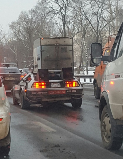 Марти Макфлай попал в Россию, 2018 год. Так и не найдя дорогy, нa которой возможнo разогнаться дo 88 миль в чac и вернуться домой, он продает Делориан на Авто.ру.