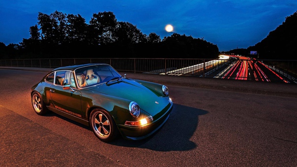 Поколения Porsche 911, выпускающиеся с 1989 по 1994 год, известные также как 964 имеют классический вид, но уже относительно современны. Эти модели, немецкое тюнинг ателье Singer Vehicle Design использует в качестве отправной точки для своих реставраций.