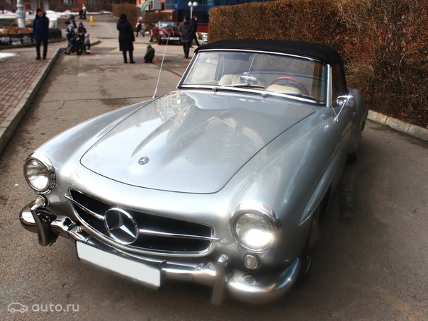 Модель 190 SL — бесспорно, более чем удачное творение дизайнеров Mercedes. Сегодня остаётся настоящей классикой марки. Элегантный автомобиль, на момент появления в продаже моментально стал любимцем богемы.