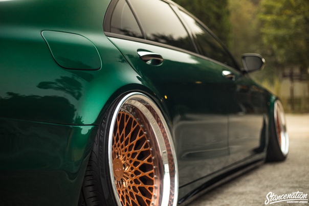 Владелец отеля из Китая, решил доказать, что представительский S65 AMG вовсе не обязан быть строгим и консервативным. В своем проекте он оторвался по полной, сделав свою «эску» настоящим шоу-каром.