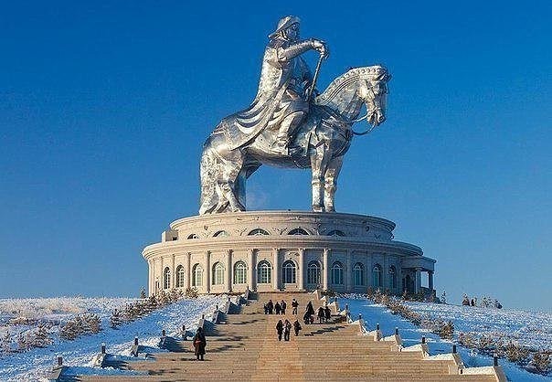 Самый крупный в мире памятник Чингисхану. Высота 40 метров. Цонжин-Болдог, Монголия.
