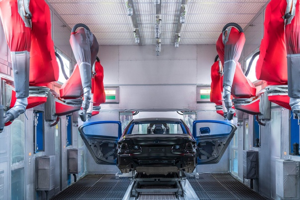 Процесс сборки нового автомобиля BMW.