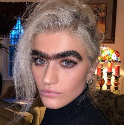 Блогерша, София Хаджипантели, прокомментировала почему не выщипывает брови! Блогерша, София Хаджипантели, прокомментировала почему не выщипывает брови!