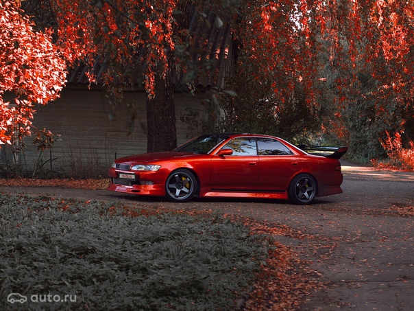 Самая злая комплектация — Tourer V, в стоке стоит легендарный 1JZ-GTE Twin Turbo. Цвет — не плёнка, а Crazy Orange Candy — краска. Обслуживание в ателье AMGAR.