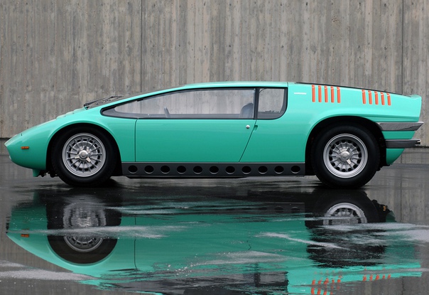 Bizzarrini Manta 1968 года. Эта машина не следовала веяниям моды, она стала одной из тех, кто эту моду создал. Выглядит так, словно у ее создателей была машина времени, ну иначе как объяснить этот стиль, который через 10 лет начнёт пользоваться невероятной популярностью Кстати, обратите внимание на место водителя.