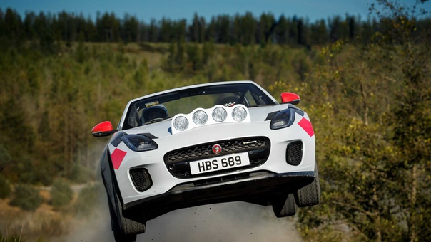 Дикая кошка вырвалась на волю! Jaguar сделал специальный F-Type для классического ралли. Автомобиль выпущен в честь модели XK 120, которая в середине прошлого века показывала хорошие результаты в ралли Великобритании.